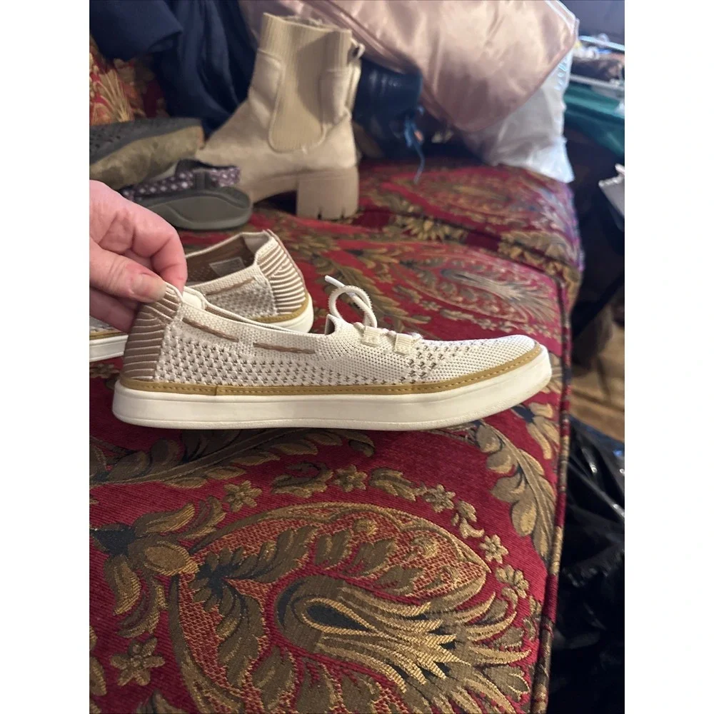 Women's Size 7.5 Sketchers Coastal Drive Sneakers